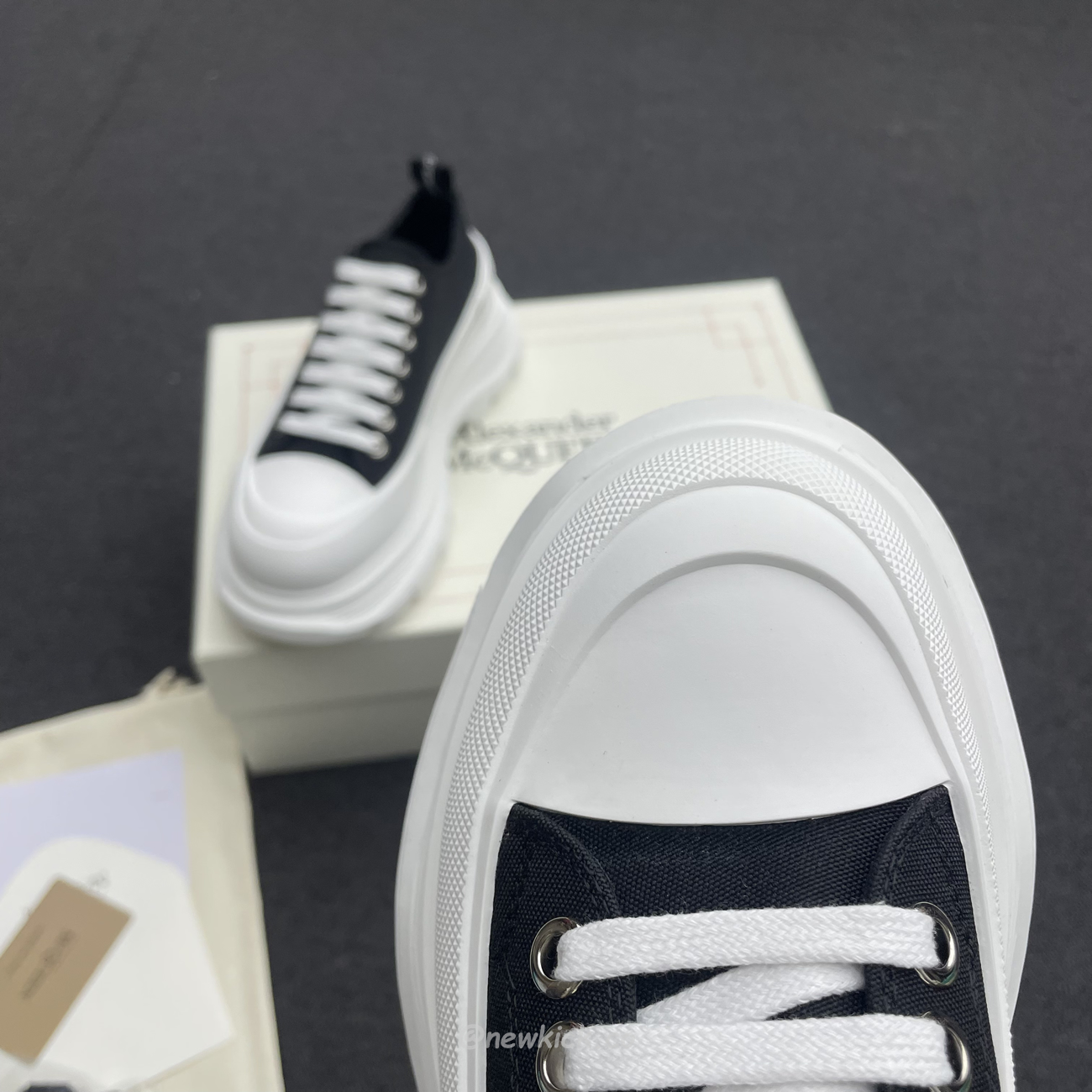 Alexander Mcqueen Tread Slick Low Lace Up Black White (14) - www.newkick.vip